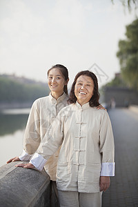 两个女人穿着大吉衣图片