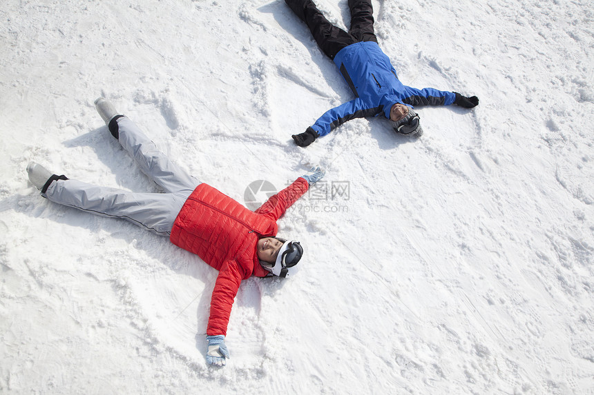 在雪上躺着的情图片