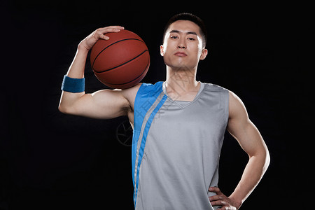 篮球运动员肖像黑色背景图片