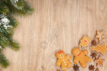 木板上的圣诞树和姜饼图片