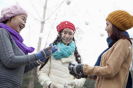 打雪仗的朋友背景图片