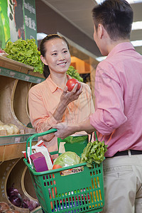 北京超市买菜的夫妻图片