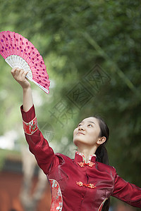 年轻女子与中华传统风扇图片