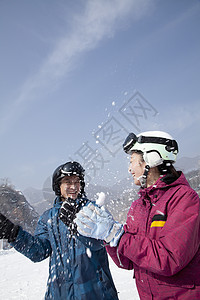 男女青年在滑雪度假胜图片