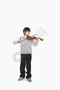 玩小提琴的男孩在白图片