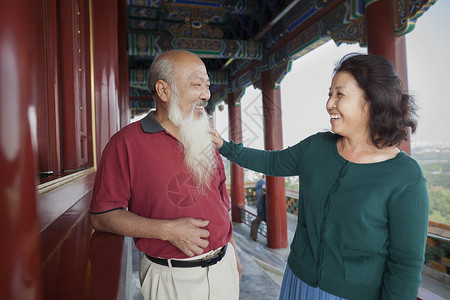 老夫妇在景山公园聊天图片