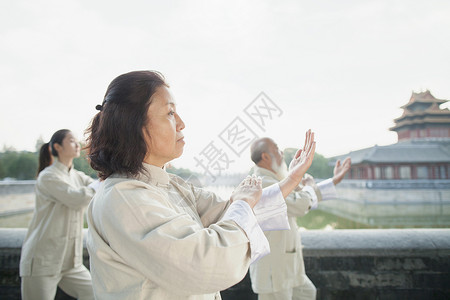 三个人练太极图片