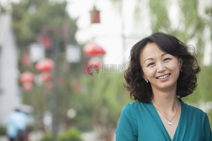 北京Nanluoguxiang的中年妇女肖图片