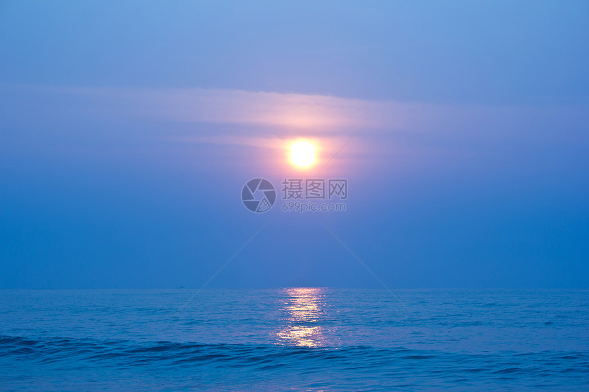 泰国查姆海滩上的太阳升起图片