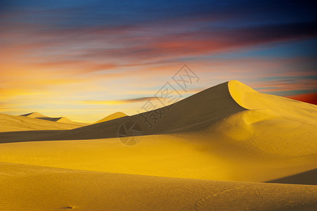 日落时分的沙漠图片