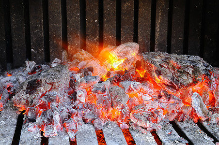 冬天烧木头的壁炉屋图片
