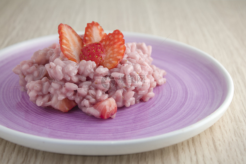 紫盘草莓饭图片