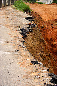 破烂的柏油路一边倒塌自地面塌陷图片