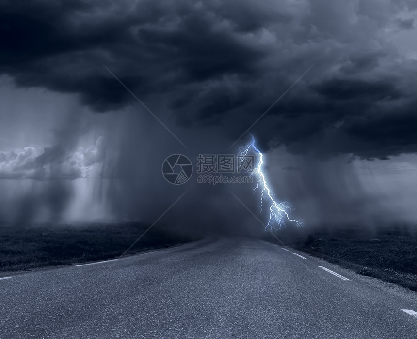 在道路的黑暗的暴风雨云图片