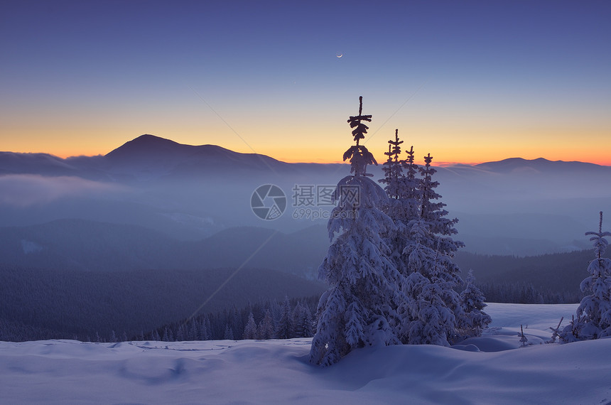 冬季风景与黄昏中的山峰喀尔巴阡山脉图片