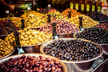 以色列特拉维夫市场橄榄的摊销以图片