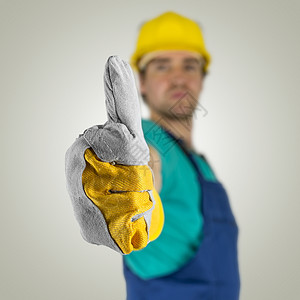 年轻的建筑工人竖起大拇指图片