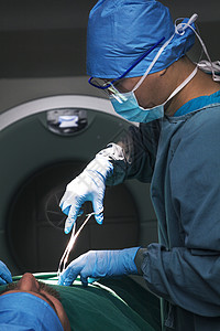 外科医生持有手术设备病人躺在手术图片