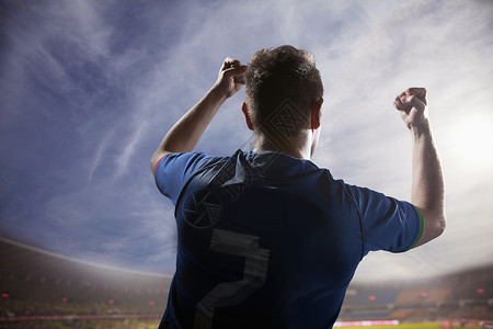 足球运动员用手举起欢呼声体育场使图片