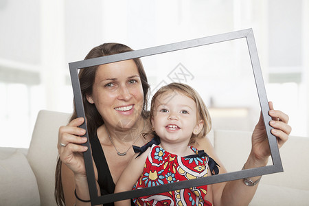 国潮风龙年商场拍照框母亲和女儿举着一幅图片框背景