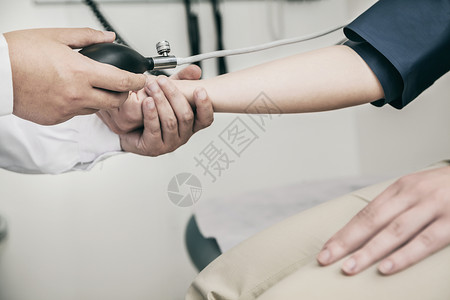 检查手臂血压的医生图片