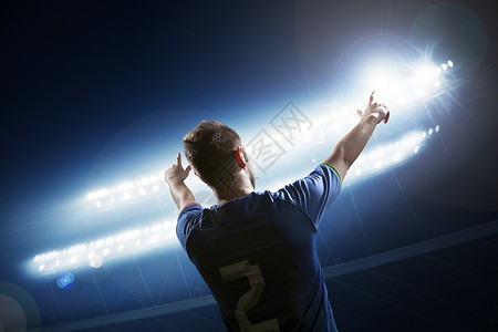 足球运动员用手臂提高欢呼声图片