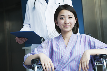 坐在轮椅上微笑的年轻女病人图片