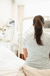 病人坐在病床上的后视图图片