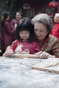 外祖母和孙女在传统图片