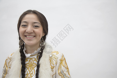 身穿哈萨克斯坦传统服装的布衣年轻笑容女肖像照片来图片