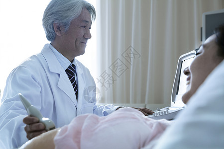 医生对躺在医院后身的孕妇做超声波检查图片