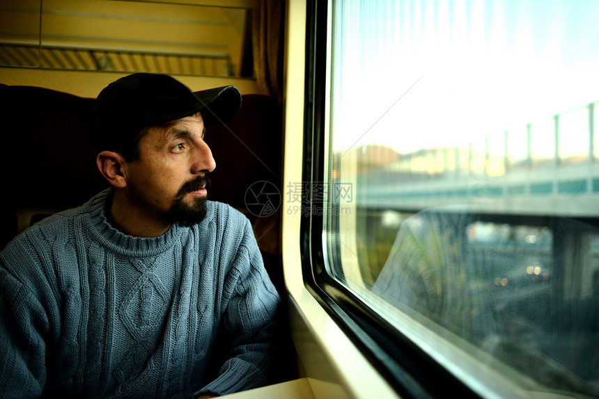 西班牙裔男子乘火车在图片