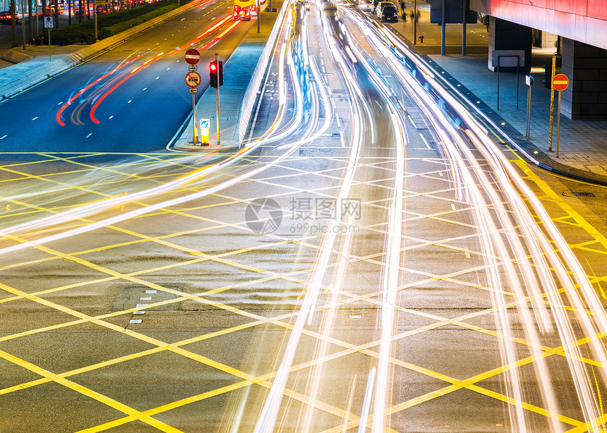 城市灯光小径中的道路图片