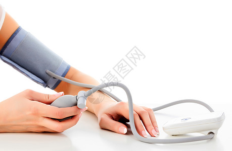女测量其血压白背景图片