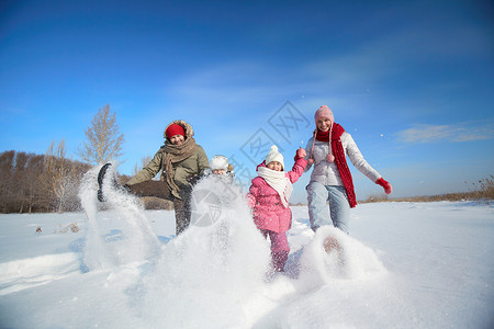 父母和孩子在冬天穿冬衣时快乐在图片