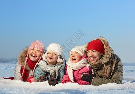 快乐的父母和孩子们在冬天穿图片