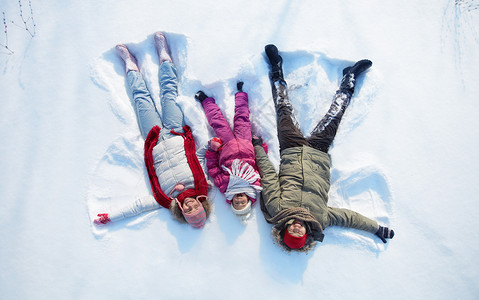 快乐的父母和女儿在雪图片