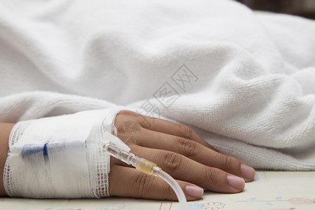 躺在病床上的病人的手图片