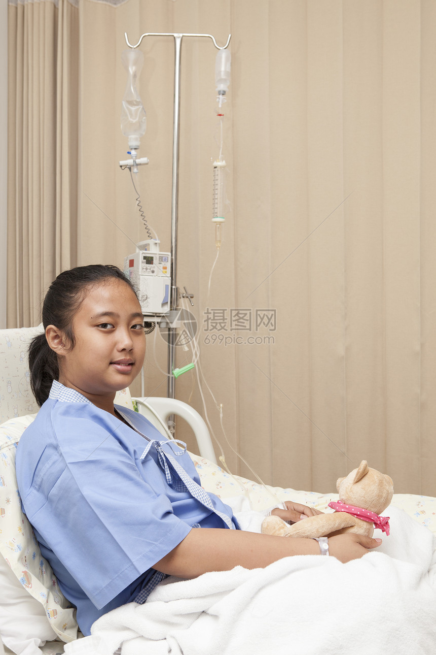 女孩躺在医院治疗室的病床上等待医生图片