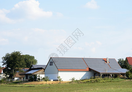 屋顶有太阳能电池背景图片