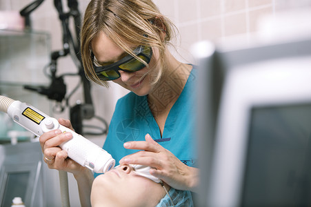 妇女在一家皮肤护理诊所接受激光皮肤治疗图片
