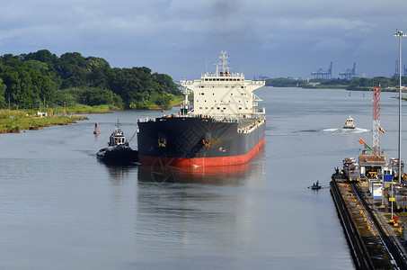 西行油轮通过巴拿马运河大西洋一背景