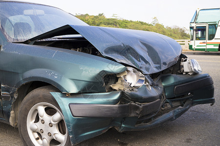 保险概念的车祸图片