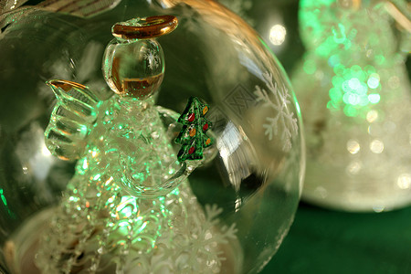 玻璃杯圣诞球和天使在里图片