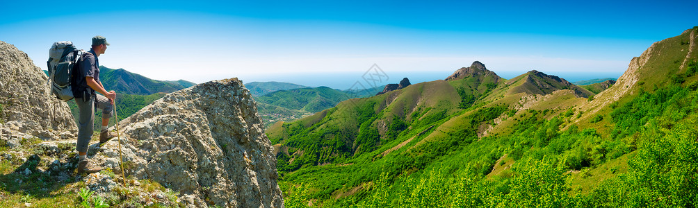 赶走热浪尽享折扣山顶徒步者尽享全景背景