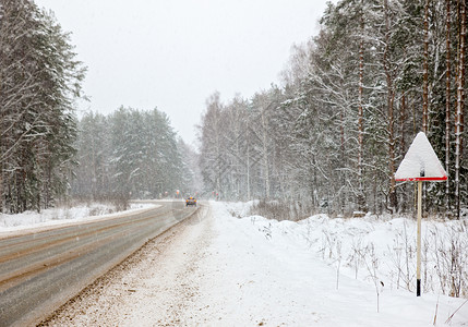 冬季道路危险转弯图片