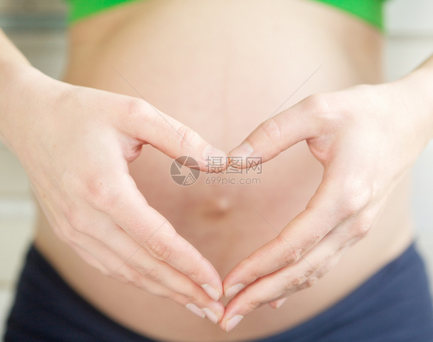 近身女人在孕妇肚子前露出心脏图片