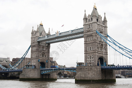 是伦敦的一座组合式吊桥和悬索桥图片