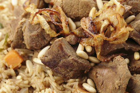 阿拉伯kabsa或machboos五香肉和米饭的特写镜头这是阿拉伯半岛美食的中流砥柱背景