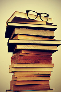 一堆书和眼镜图片